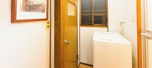 Asciugacapelli, bidet, asciugamani, sapone