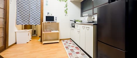 Refrigerador, microondas, placa de cocina, tetera/pava eléctrica
