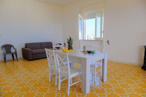 標準獨棟房屋, 多間臥室 (Casa Panorama 2 in Front of the Sea) | 客廳 | 32-吋平面電視，提供衛星頻道
