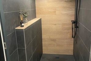 Shower, hair dryer, towels, soap - Ferienwohnung/loft Schwielowsee (Schwielowsee)
