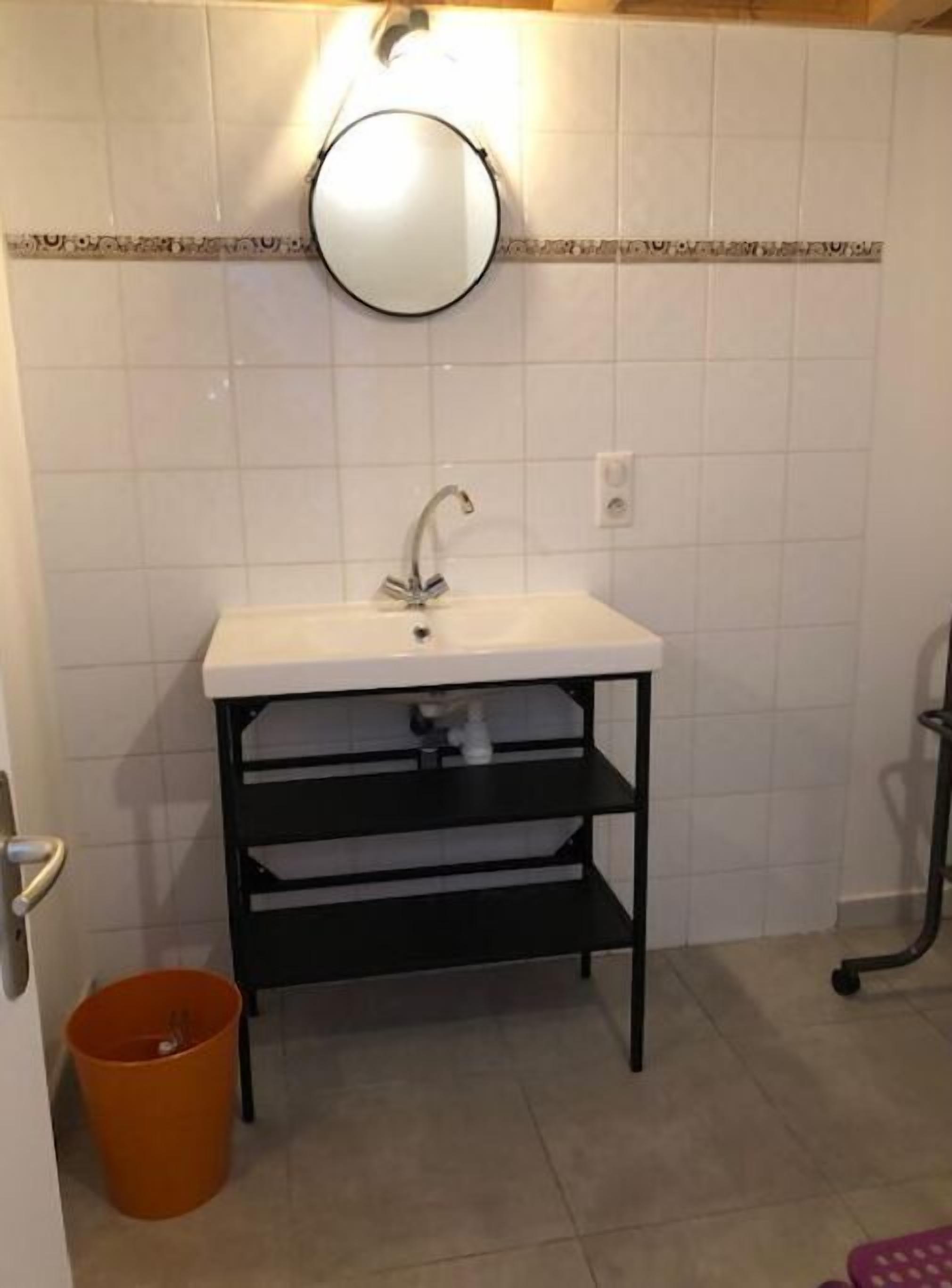 Regadera, secadora de cabello, toallas, papel de baño 