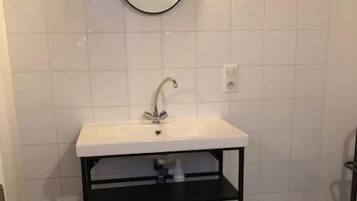 Regadera, secadora de cabello, toallas, papel de baño