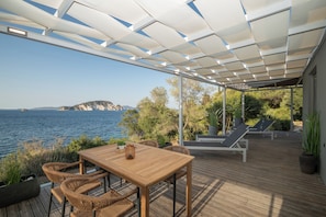 Outdoor dining - Beach Villa Cavo - with private sea access (Zakynthos)