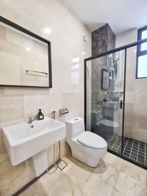 Departamento Deluxe, para no fumadores | Baño | Regadera, secadora de cabello, bidet, toallas 