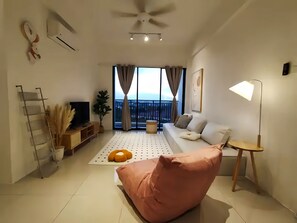 Superior-Zimmer, 3 Schlafzimmer, Nichtraucher | Wohnbereich | LED-Fernseher, Tischtennisplatte