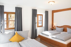 Comfort Double Room | Free WiFi, bed sheets - Alps Hostel (Pfronten)