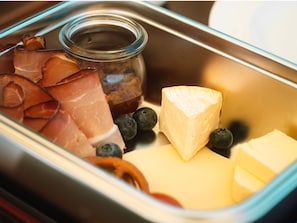 Tägliches kontinentales Frühstück (9.80 EUR pro Person)