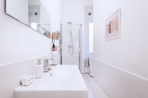 Douche, sĂšche-cheveux, bidet, serviettes fournies