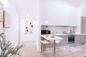 Kühlschrank, Mikrowelle, Ofen, Herdplatte