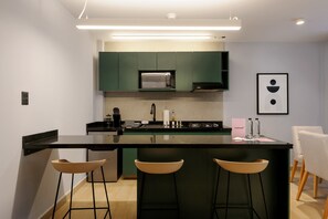 ثلاجة، ميكروويف، موقد طهي مسطح، ماكينة لصنع القهوة/الشاي