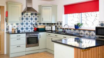 Køleskab, mikrobølgeovn, opvaskemaskine, højstol