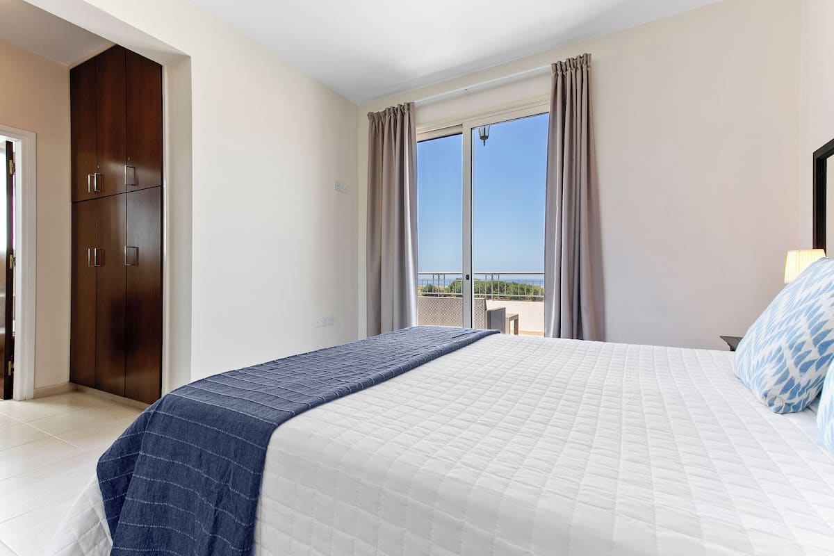 3 bedrooms, individually furnished, laptop workspace, iron/ironing board