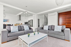 Full-sized fridge, microwave, oven, stovetop - Sea Point Villas (Pegeia)