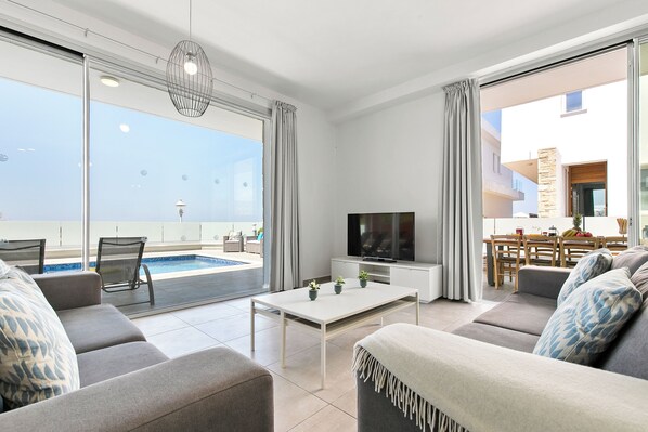 48-inch Smart TV with digital channels, Netflix, DVD player - Sea Point Villas (Pegeia)