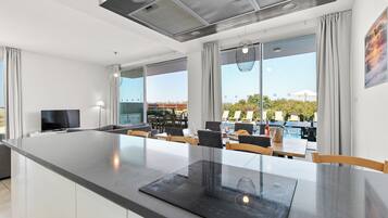 ตู้เย็นขนาดใหญ่, ไมโครเวฟ, เตาอบ, เตาประกอบอาหาร