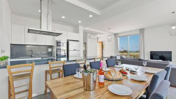 Full-size fridge, microwave, oven, stovetop