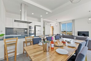 Full-size fridge, microwave, oven, stovetop - Sea Point Villas (Pegeia)