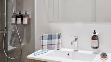 Dusche, umweltfreundliche Kosmetikartikel, Haartrockner, Handtücher