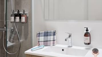 Dusche, Haartrockner, Handtücher