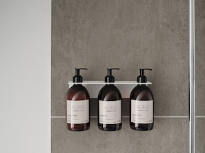 Regadera, amenidades de baño ecológicas, secadora de cabello, toallas