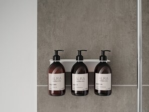 Ducha, artículos de tocador ecológicos, secador de pelo, toallas