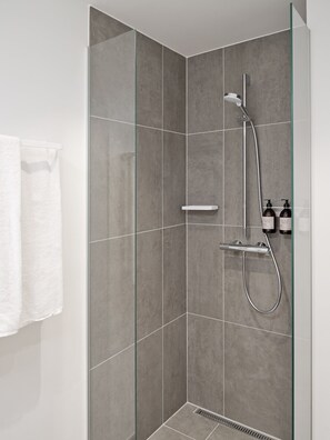 Dusche, umweltfreundliche Kosmetikartikel, Haartrockner, Handtücher