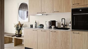 Fridge, oven, stovetop, dishwasher
