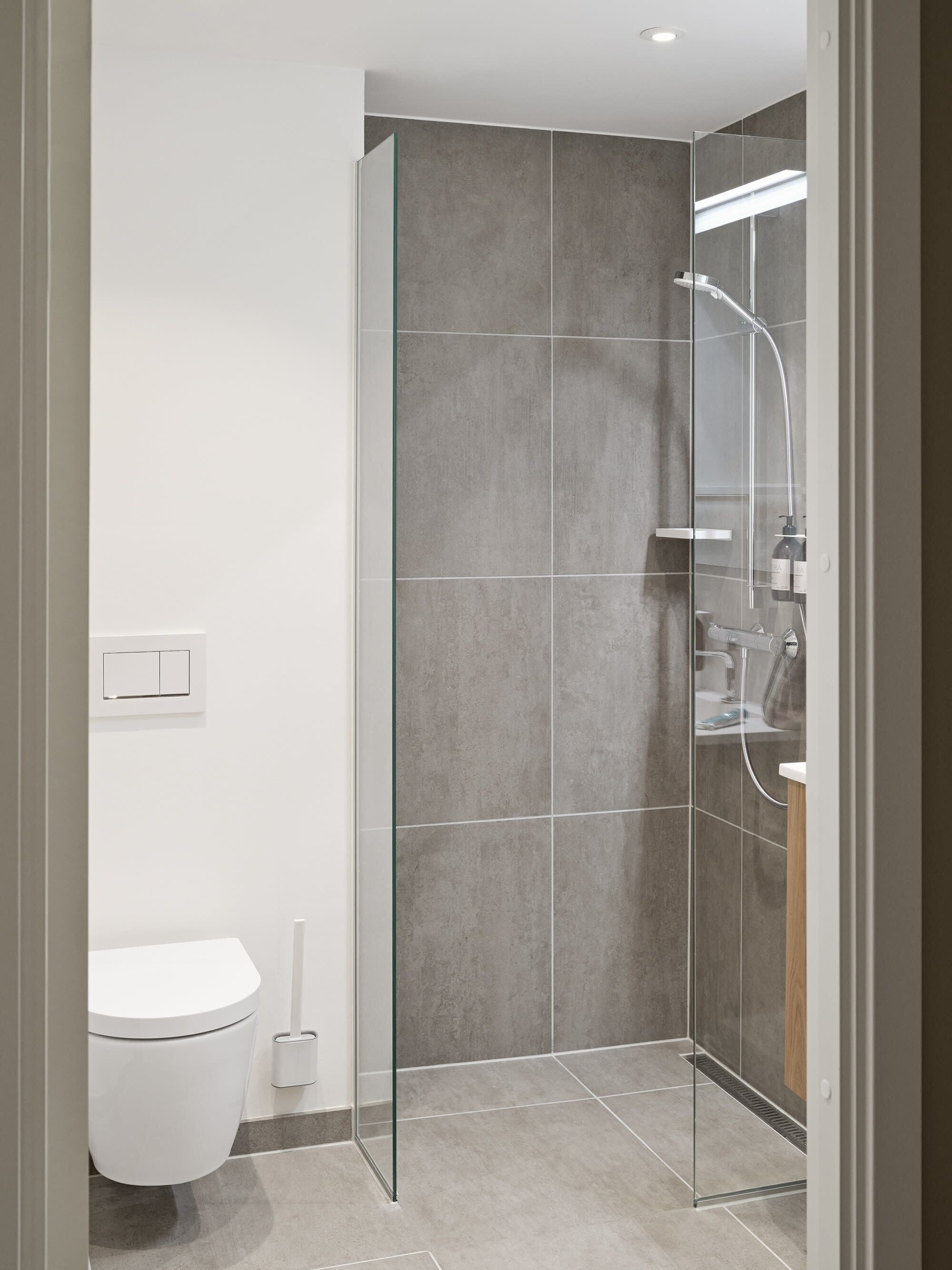 Ducha, artículos de tocador ecológicos, secador de pelo, toallas