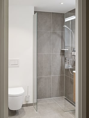 Douche, articles de toilette écologiques, sèche-cheveux