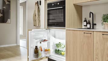 Fridge, oven, stovetop, dishwasher