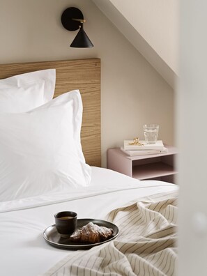 1 habitación, sistema de insonorización y tabla de planchar con plancha 