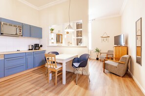Comfort Apartment, 1 Queen Bed, Non Smoking, Kitchen | Private kitchen | Electric kettle
