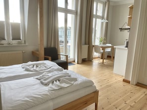 コンフォート アパートメント クイーンベッド 1 台 禁煙 バルコニー | 低刺激性寝具、WiFi (無料)、ベッドシーツ