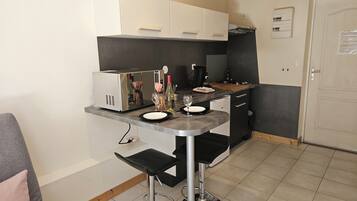 Micro-ondes, four, plaque de cuisson