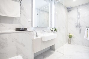 Single Room | Bathroom | Shower, hair dryer, slippers, bidet - Centum Premier Hotel (Busan)