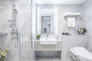 Deluxe Twin Room, 2 Twin Beds | Bathroom | Shower, hair dryer, slippers, bidet