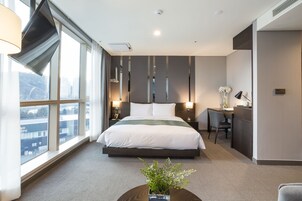 Caja de seguridad en la habitación, escritorio y cortinas blackout 