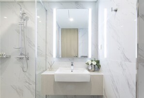 Family Twin Room | Bathroom | Shower, hair dryer, slippers, bidet - Centum Premier Hotel (Busan)