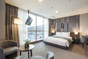 Premier Double Room, 1 King Bed | In-room safe, desk, blackout drapes, free WiFi