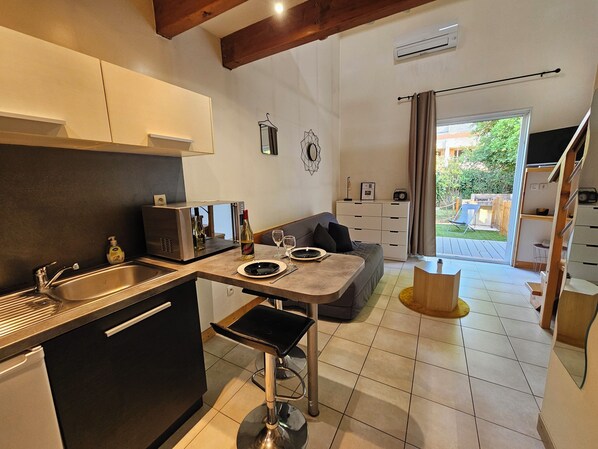 Een microgolfoven, een oven, een kookplaat