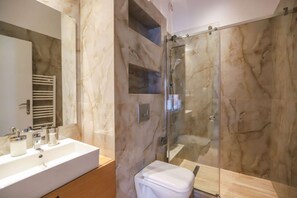 Dusj, hårføner og håndklær