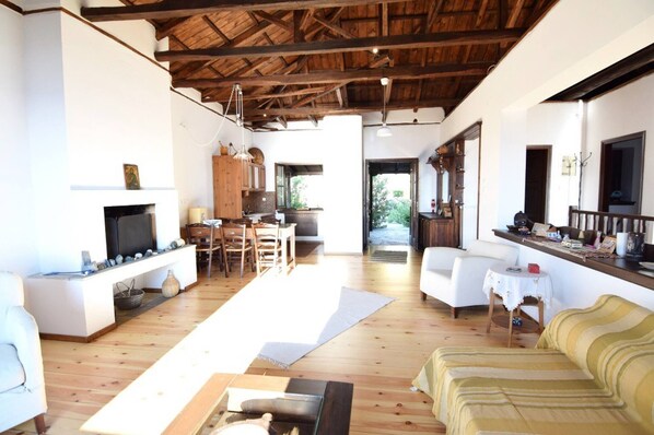Vila, 4 quartos, sacada, vista para o jardim | Sala de estar | Livros
