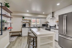 Fridge, microwave, oven, stovetop - The Getaway at Tamarack (Wisconsin Dells)