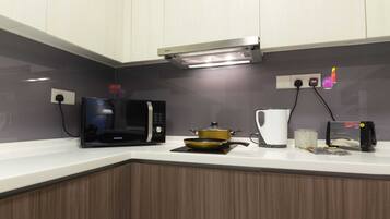 Frigorifero, microonde, piano cottura, pentole/stoviglie/utensili