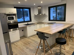 Fridge, microwave, oven, stovetop - Maison Contemporaine aux Portes de Brest (BOHARS)