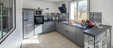 Fridge, oven, dishwasher, coffee/tea maker