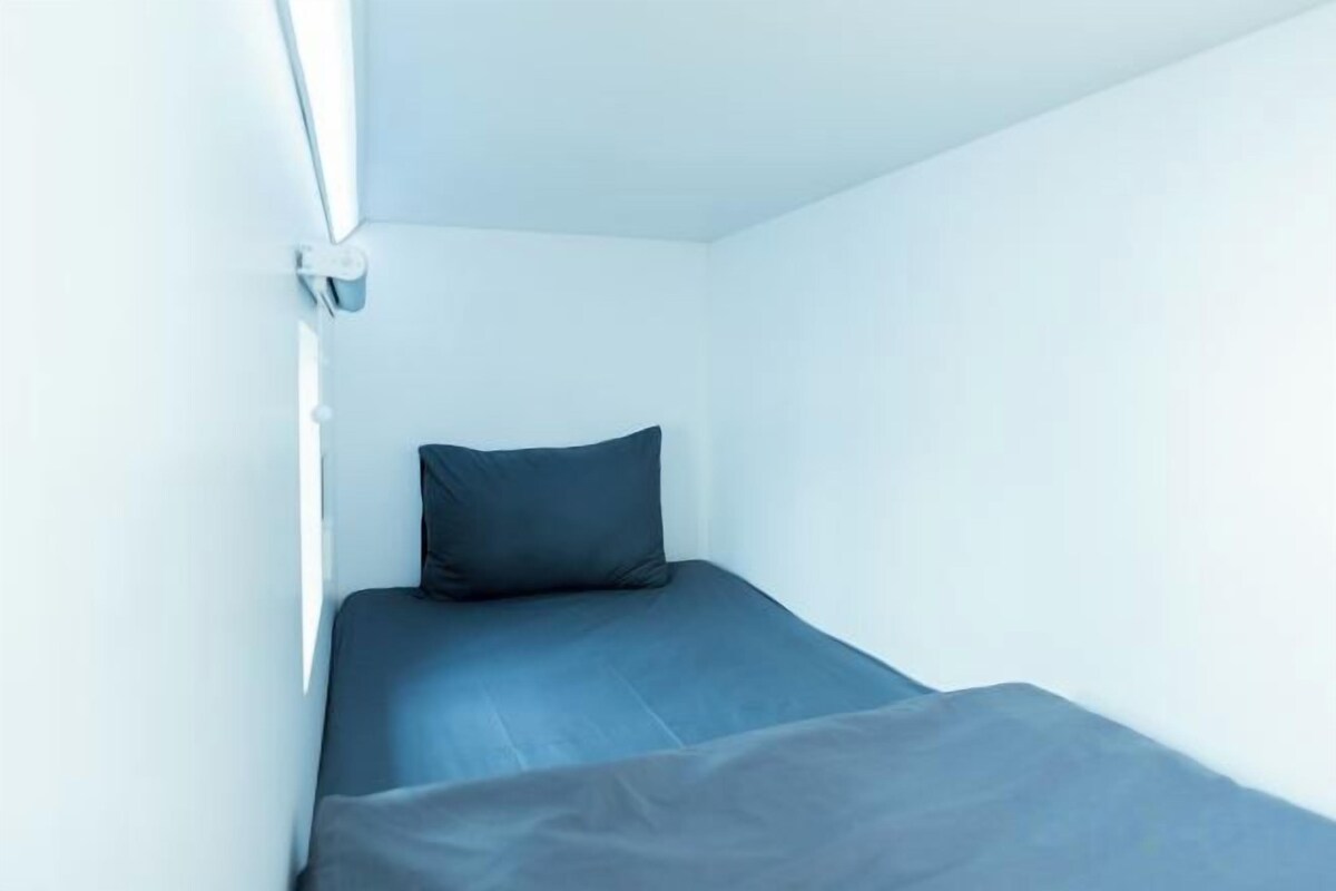 Desk, soundproofing, free WiFi, bed sheets