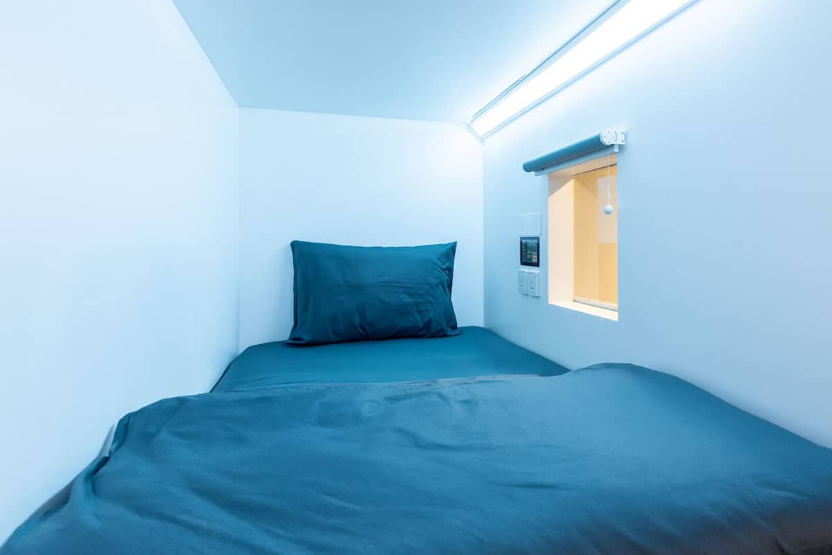 Desk, soundproofing, free WiFi, bed sheets