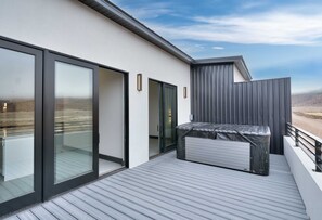 Terrace/patio - Vizcaya #1 - Moab's Newest Luxury Rental (Hot Tub) (Moab)