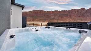 Outdoor spa tub - Vizcaya #1 - Moab's Newest Luxury Rental (Hot Tub) (Moab)